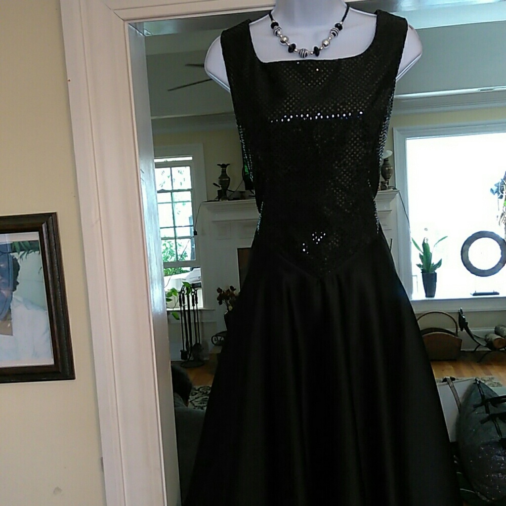 River's black super flare, sequined dress - Picture 2 of 8